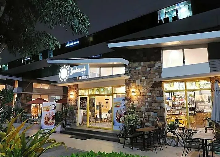 Deluxe @ Sta.lucia East Grand Mall - & Residences 호텔 3*