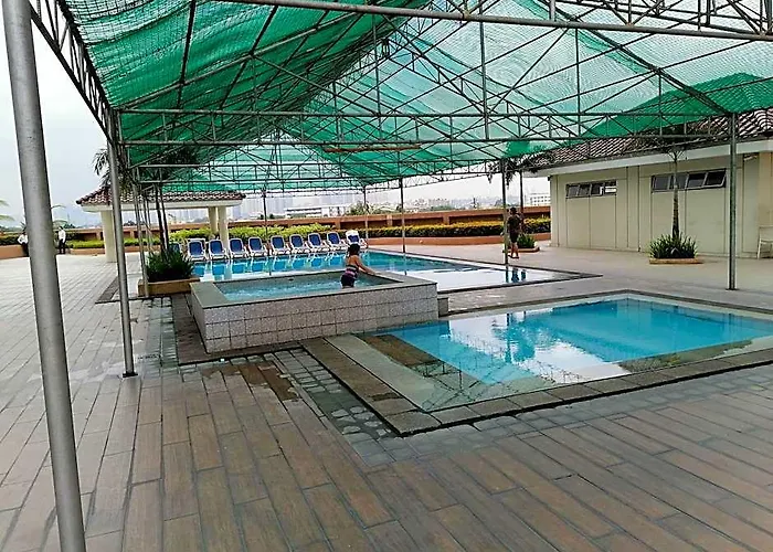 Deluxe @ Sta.lucia East Grand Mall - & Residences 호텔 3*